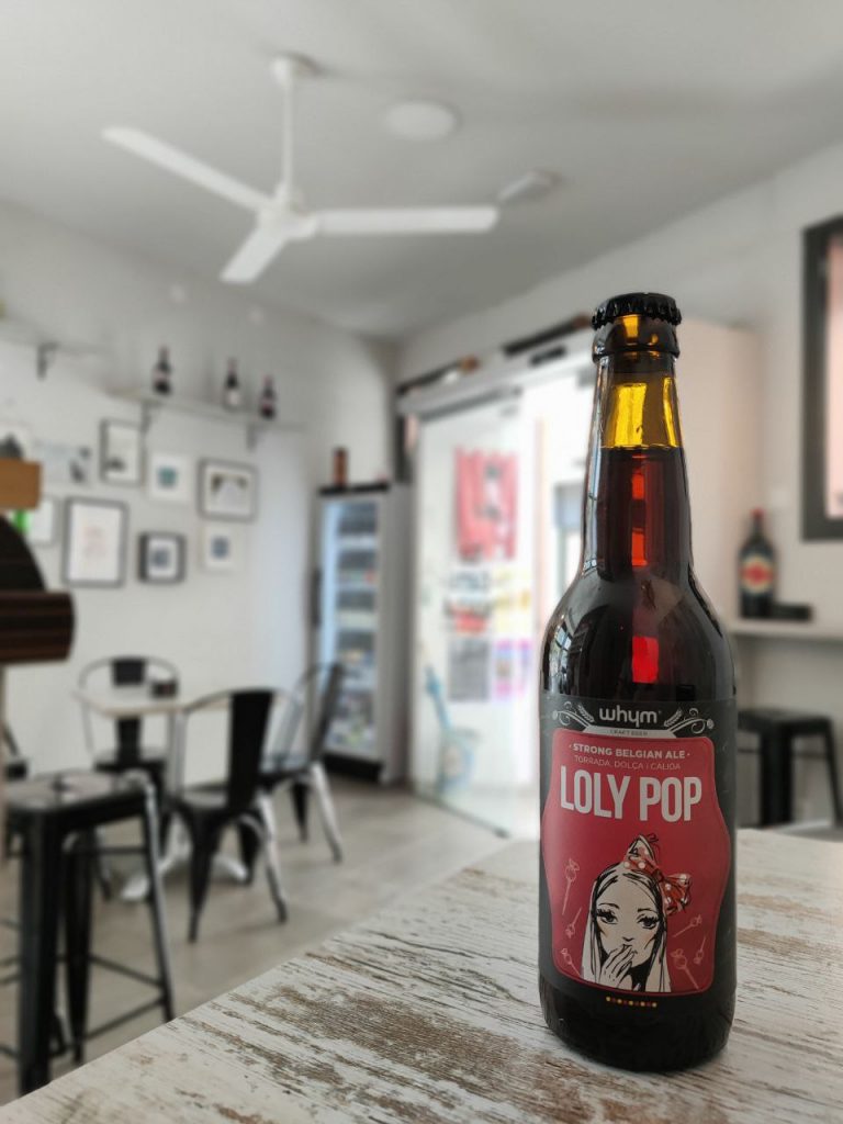 Botellín de Cervesa Lolypop con La Gata Maula al fondo