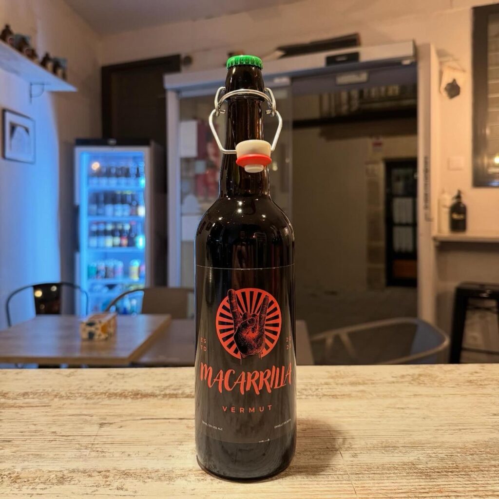 ampolla de vermut negre Macarrilla. Xapa verda, etiqueta taronja